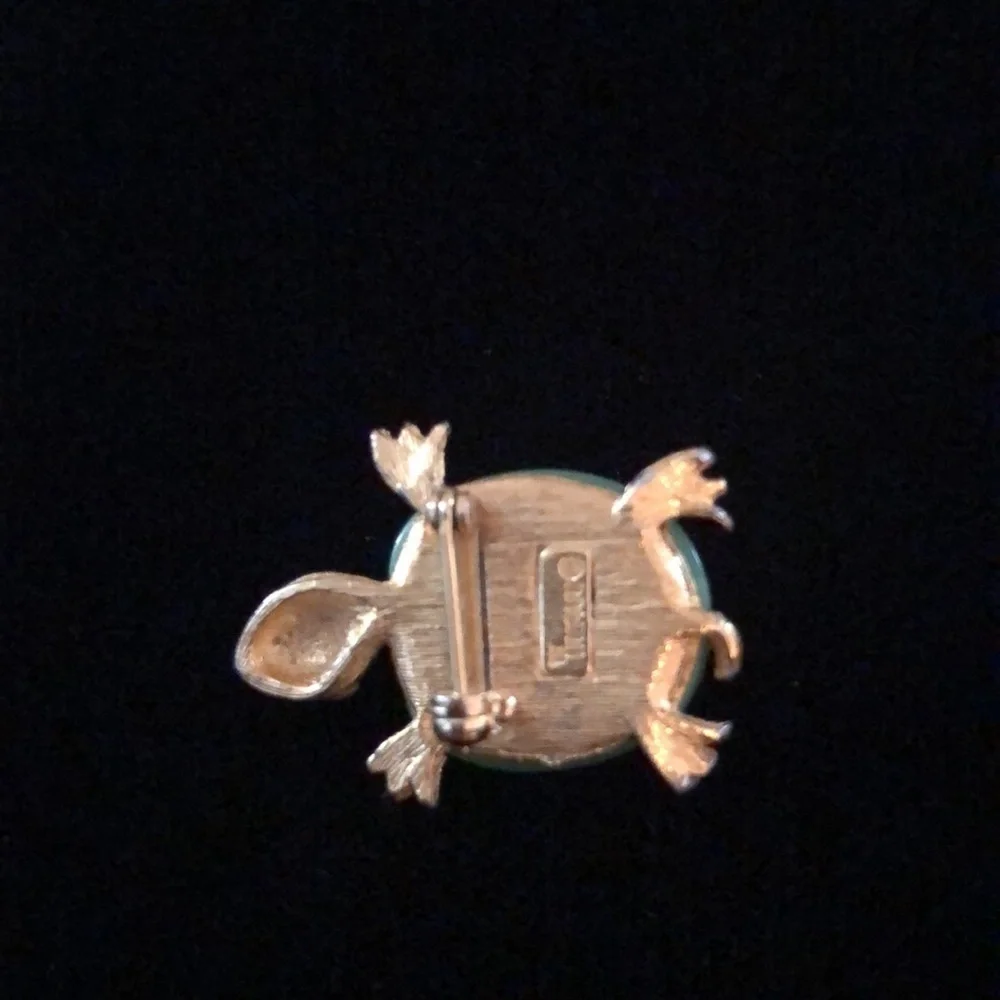 Vintage Crown Trifari Gold Tone Green Lucite Turtle Brooch Pin